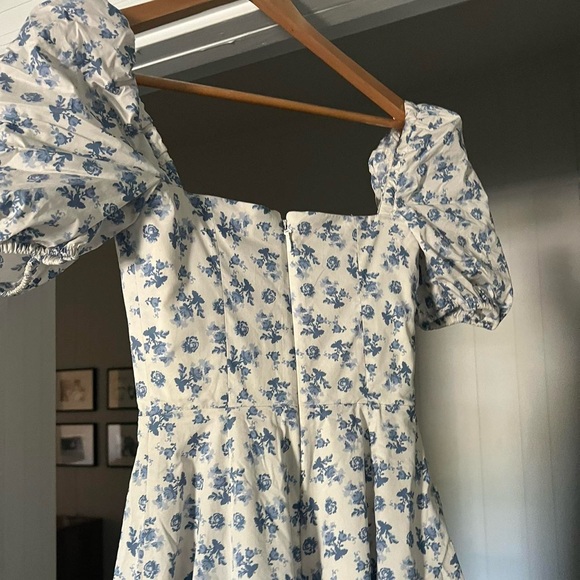 House of CB ‘Tallulah’ Blue and White Floral Cotton Blend Puff Sleeve Midi Dress - Picture 5 of 8